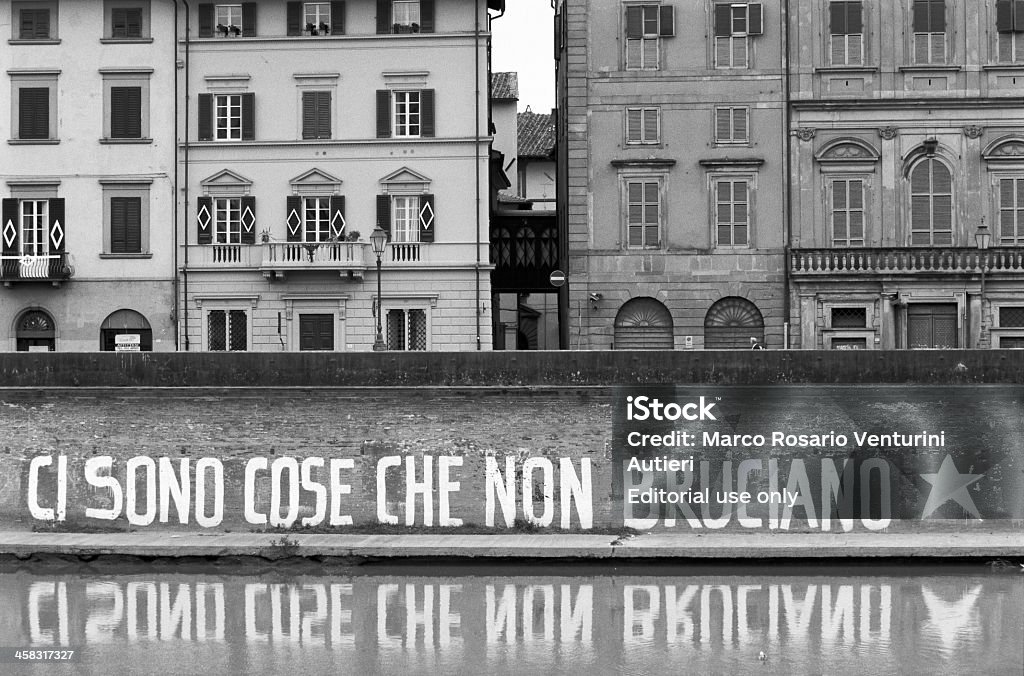 Política de graffiti em Pisa, Itália - Foto de stock de 2000-2009 royalty-free