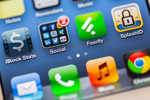 apple iphone 5, gros plan sur les candidatures - men iphone internet social networking photos et images de collection