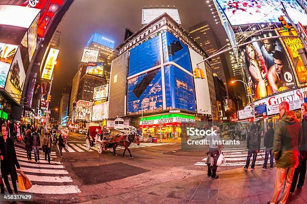 Times Square New York City - Fotografie stock e altre immagini di Adulto - Adulto, Ambientazione esterna, Camminare