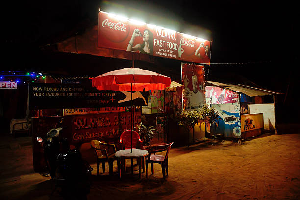 야간 고아 판잣집 - fast food india night landscape 뉴스 사진 이미지