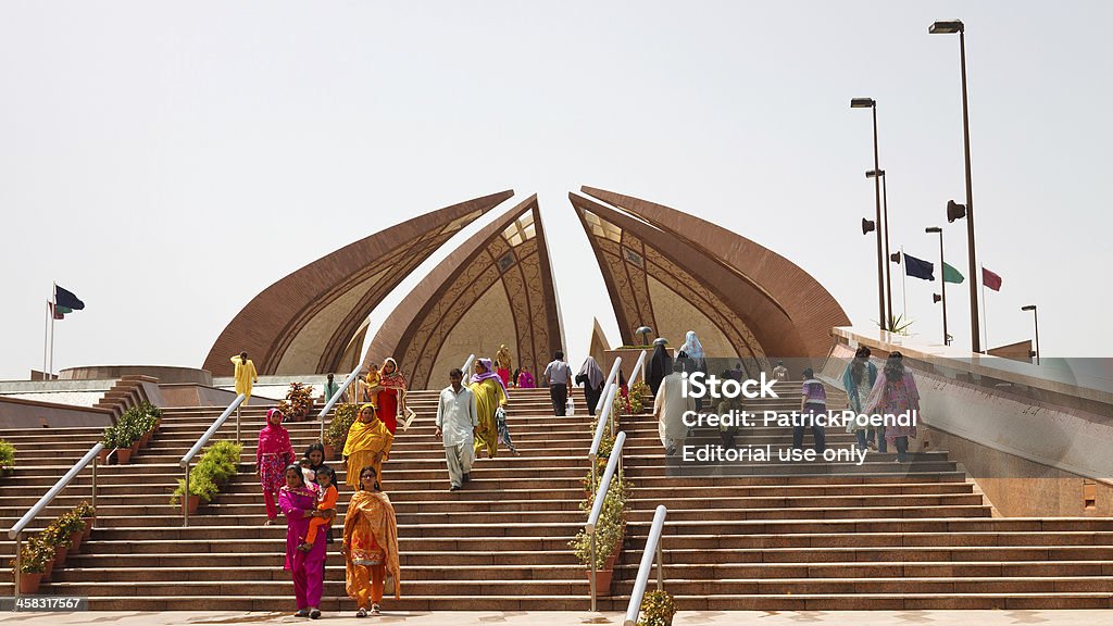 Los turistas que visitan el Pakistán monumento en Islamabad - Foto de stock de Islamabad libre de derechos