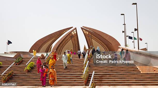 Туристы Посещающие Памятник В Исламабаде Пакистан — стоковые фотографии и другие картинки Исламабад