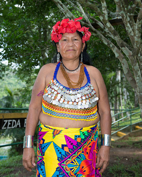 엠베라 노인 여성 - panama embera indian native american indigenous culture 뉴스 사진 이미지