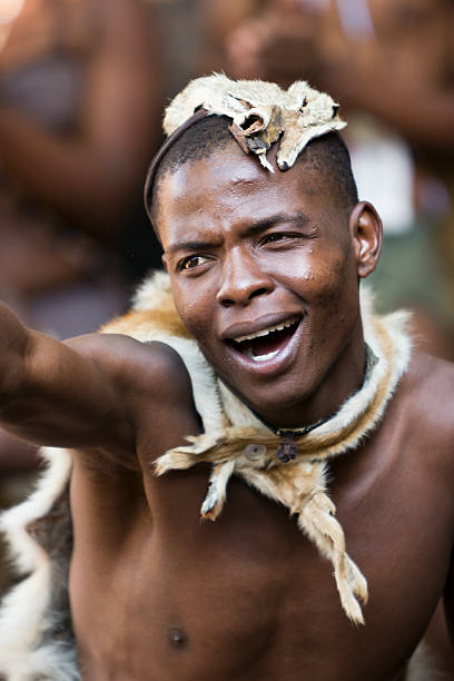 zulu homem dança - zulu african descent africa dancing - fotografias e filmes do acervo