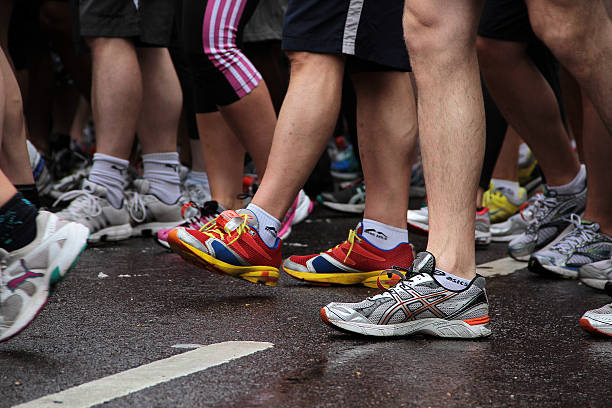 marcher jambes - marathon running london england competition photos et images de collection