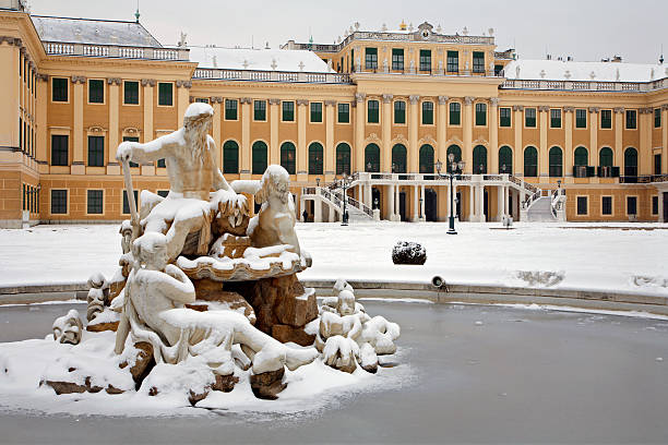 vienne-château de schönbrunn et d'une fontaine en hiver - mythology snow winter austria photos et images de collection