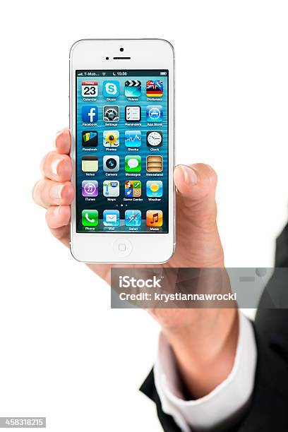 Ręka Trzymająca Iphone 5 - zdjęcia stockowe i więcej obrazów Apple Computers - Apple Computers, Białe kołnierzyki, Białe tło