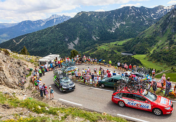 technique voiture dans les montagnes des pyrénées - tour de france photos et images de collection