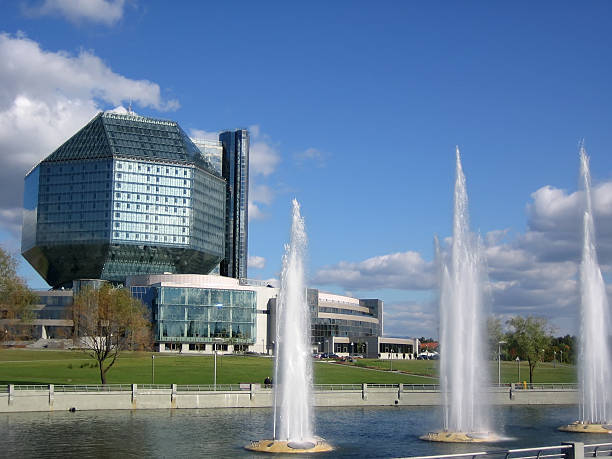 현대적이다 라이브러리 트인 - clear sky glass façade built structure fountain 뉴스 사진 이미지