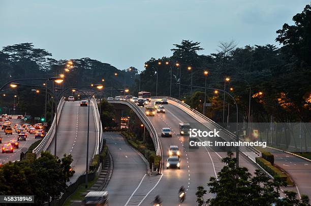 Вечерний Трафик В Свете Фар Автомобиля На Эстакаду Сингапур — стоковые фотографии и другие картинки Город Сингапур