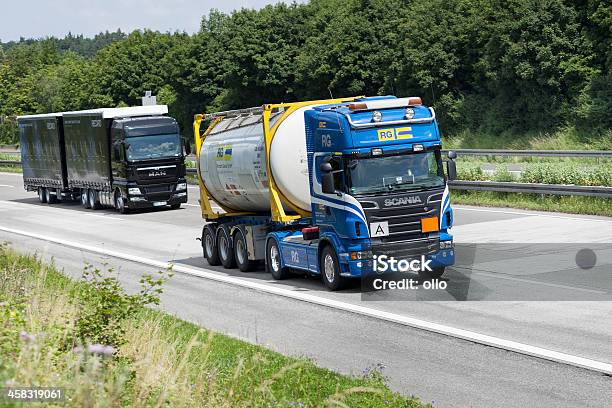 Silo Camión En La Carretera Foto de stock y más banco de imágenes de Aire libre - Aire libre, Alemania, Asfalto