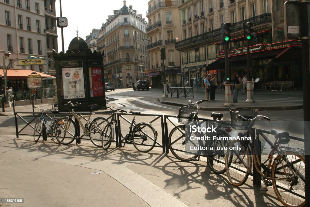 Kadetten Fahrräder in der Nähe der metro-station - Lizenzfrei Editorial Stock-Foto