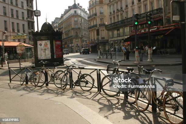 Kadetten Fahrräder In Der Nähe Der Metrostation Stockfoto und mehr Bilder von Editorial - Editorial, Fahrrad, Fotografie