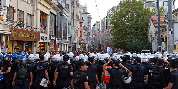 protestos na turquia - protest turkey istanbul europe imagens e fotografias de stock