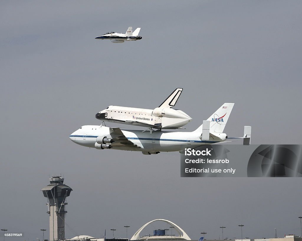 Space Shuttle tratar el último avión - Foto de stock de A caballo libre de derechos