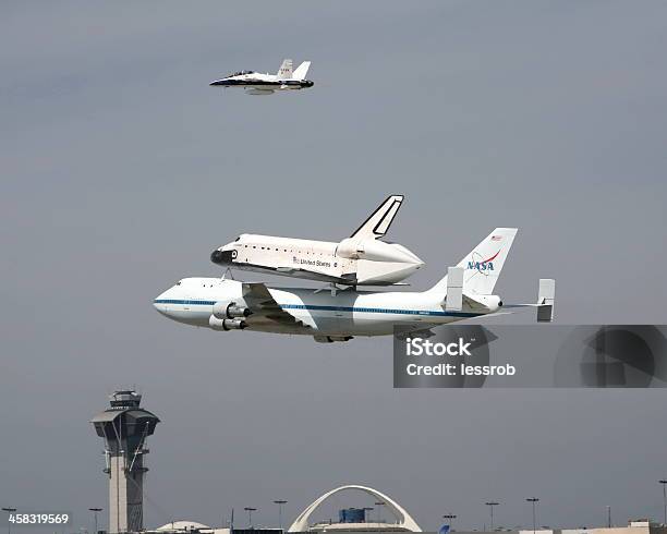Space Shuttle Tratar El Último Avión Foto de stock y más banco de imágenes de A caballo - A caballo, Aeropuerto, Avión