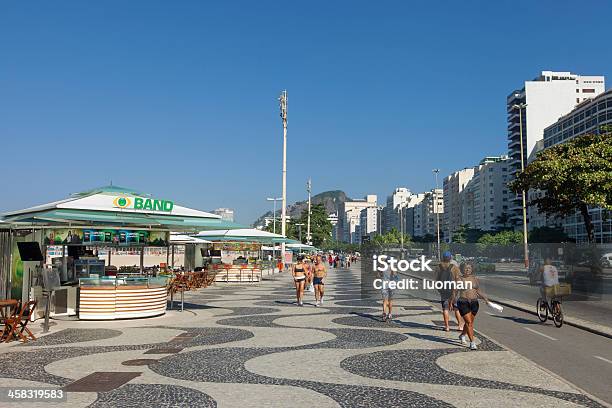 Marciapiede Spiaggia Di Copacabana Famosa - Fotografie stock e altre immagini di Marciapiede - Marciapiede, Spiaggia di Copacabana, Abbronzarsi