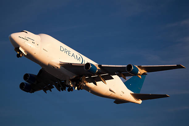 boeing dreamlifter a everett nello stato di washington - boeing 747 immagine foto e immagini stock