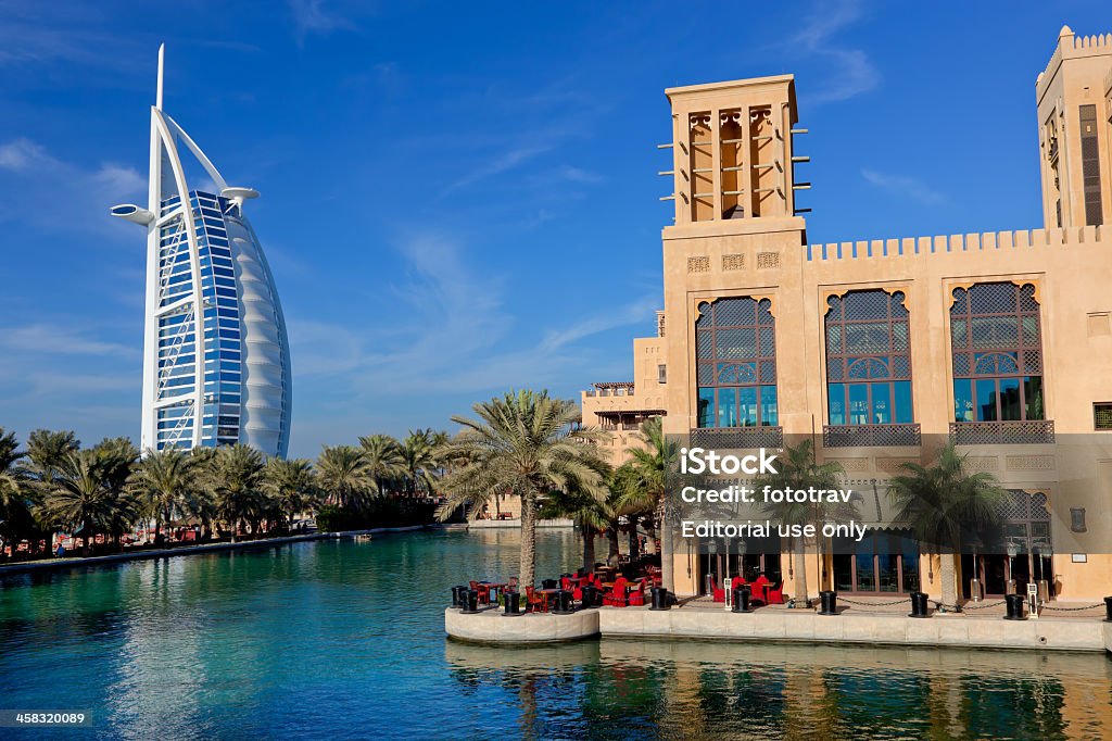 Madinat Jumeira y Burj Al Arab - Foto de stock de Hotel Madinat Jumeirah libre de derechos