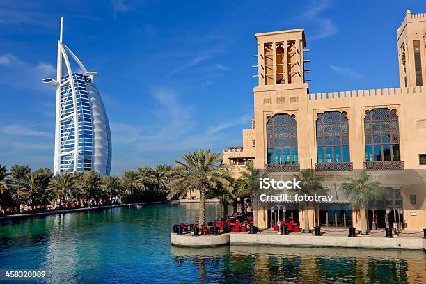 Madinat Jumeira Y Burj Al Arab Foto de stock y más banco de imágenes de Hotel Madinat Jumeirah - Hotel Madinat Jumeirah, Arabia, Hotel