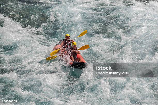 Rafting Foto de stock y más banco de imágenes de Accesorio de cabeza - Accesorio de cabeza, Actividad, Actividad al aire libre