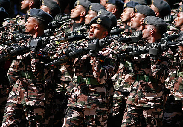 soldaten, die während der parade - gehen sportdisziplin stock-fotos und bilder