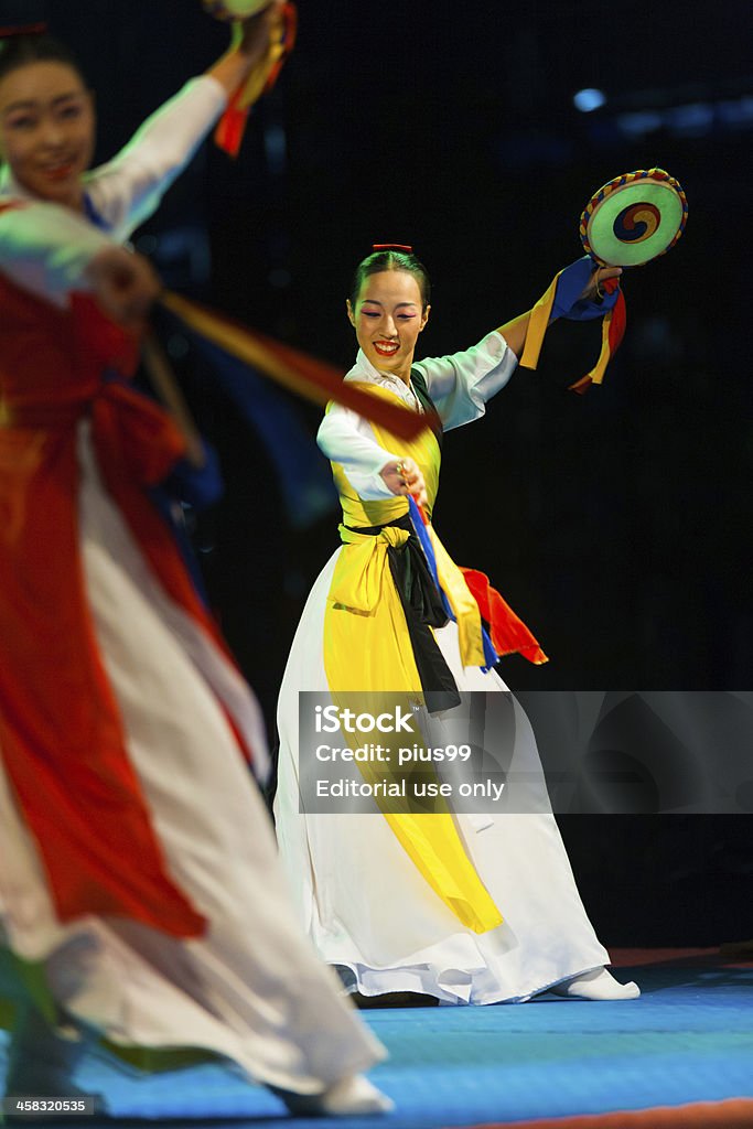 Ładna kobieta Taniec tradycyjny koreański przedpłaconych bębna - Zbiór zdjęć royalty-free (Korea)