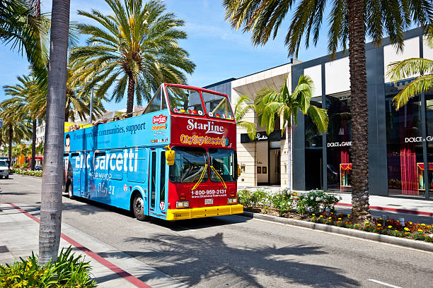 starline tour bus em rodeo drive, beverly hills, ca - dolce & gabbana imagens e fotografias de stock