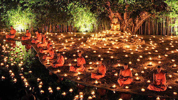 monaci seduti meditazione - novice buddhist monk foto e immagini stock