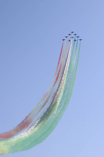 フレッチェトリコローリ - flying air vehicle performance airshow ストックフォトと画像