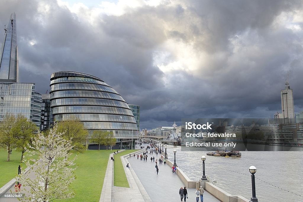 Nubes de tormenta reúne sobre City Hall, Londres, Reino Unido - Foto de stock de Aire libre libre de derechos
