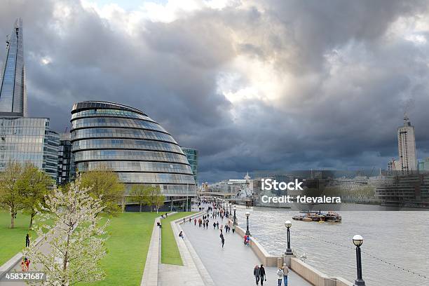 Foto de Nuvens De Tempestade Se Mais De City Hall Londres Reino Unido e mais fotos de stock de Andar