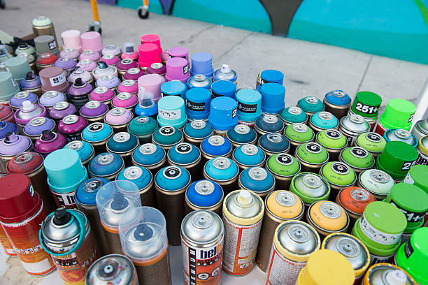 miami wynwood arcobaleno colori di lattine con vernice spray graffiti art - art basel immagine foto e immagini stock