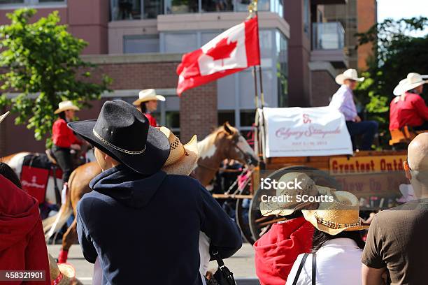 Estampida De Calgary Parade Foto de stock y más banco de imágenes de Alberta - Alberta, Bandera canadiense, Cabalgata