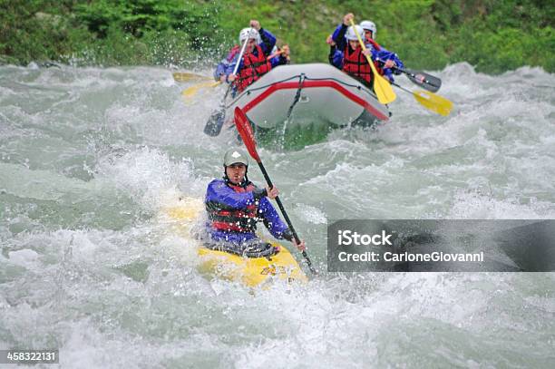 Photo libre de droit de Kayak Sur La Rivière De Pentecôte Équipe De Rafting banque d'images et plus d'images libres de droit de Aventure