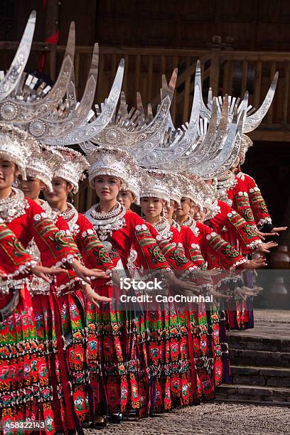 Miao Danza Ragazze - Fotografie stock e altre immagini di 20-24 anni - 20-24 anni, Abbigliamento, Adulto