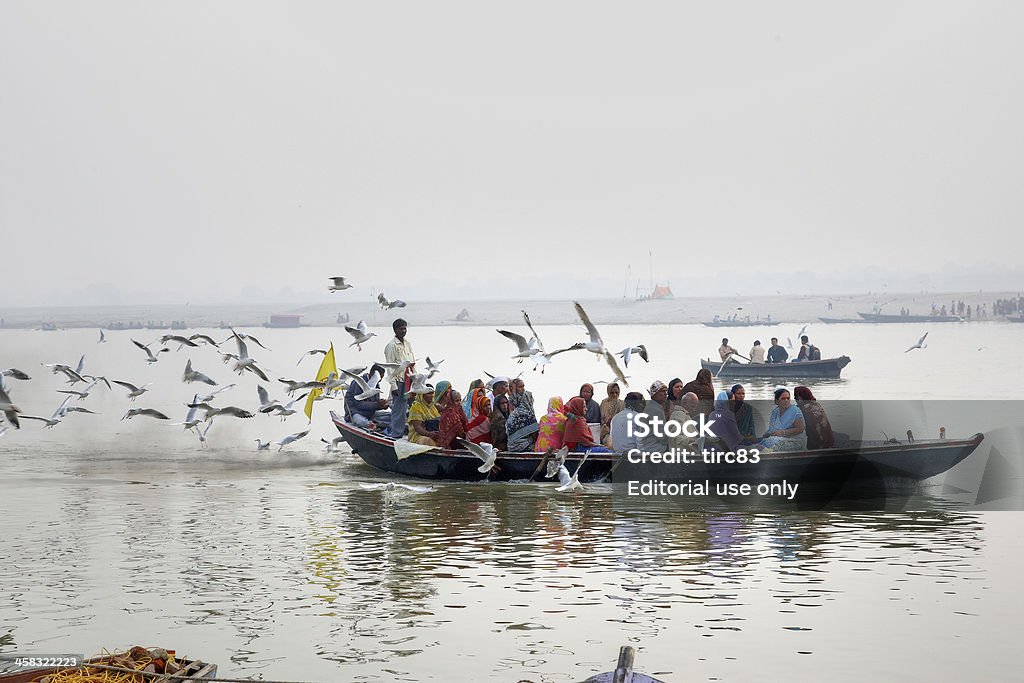 Pilgrims 및 관광객 in 배죠 리버 갠지스 새벽 무렵 - 로열티 프리 4 명 스톡 사진