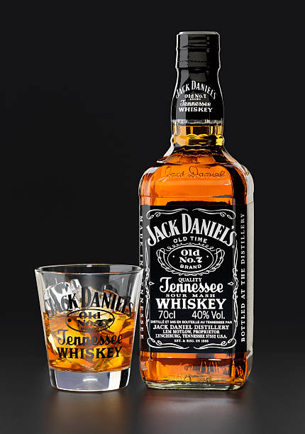 jack daniel de garrafa de uísque - brandy bottle alcohol studio shot imagens e fotografias de stock