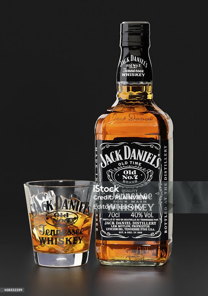 Джек Дэниэл виски бутылки' - Стоковые фото Чёрный фон роялти-фри