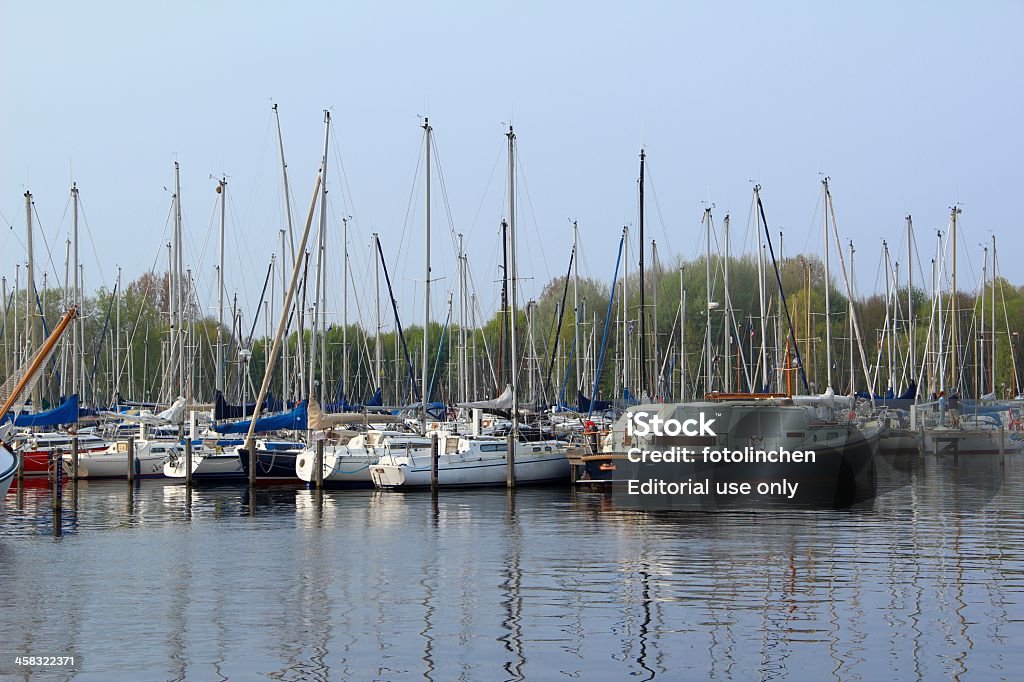 Yachten und Boote im Hafen von Naarden - Lizenzfrei Anlegestelle Stock-Foto