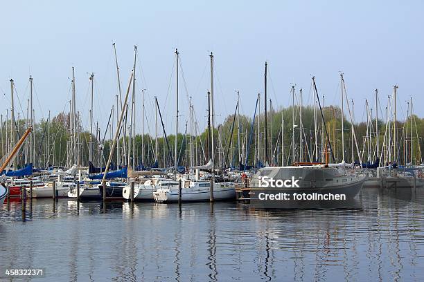 Yachten Und Boote Im Hafen Von Naarden Stockfoto und mehr Bilder von Anlegestelle - Anlegestelle, Fotografie, Großsegler