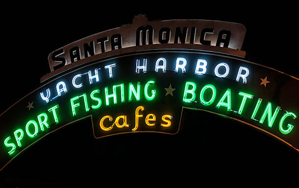 señal de muelle de santa monica por la noche - santa monica city of los angeles night los angeles county fotografías e imágenes de stock