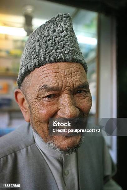 Alter Mann Auf Der Straße Stockfoto und mehr Bilder von 80-89 Jahre - 80-89 Jahre, Aktiver Lebensstil, Aktiver Senior