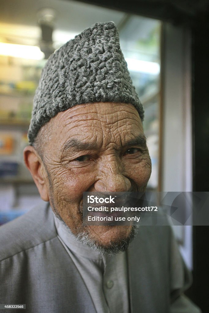 Stary człowiek na ulicy - Zbiór zdjęć royalty-free (80-89 lat)