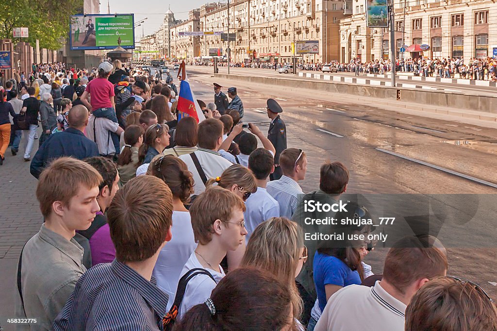 Pessoas na rua esperar durante Desfile de Automóveis de Desfile festas - Royalty-free Agente de segurança Foto de stock