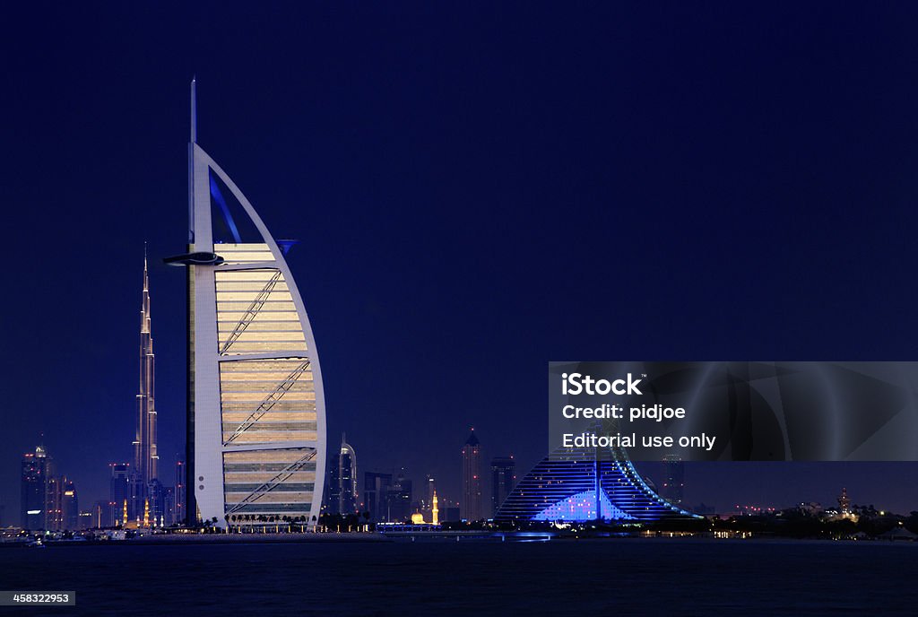 Hotel Burj Al Arab y Dubai horizonte Al atardecer - Foto de stock de Agua libre de derechos