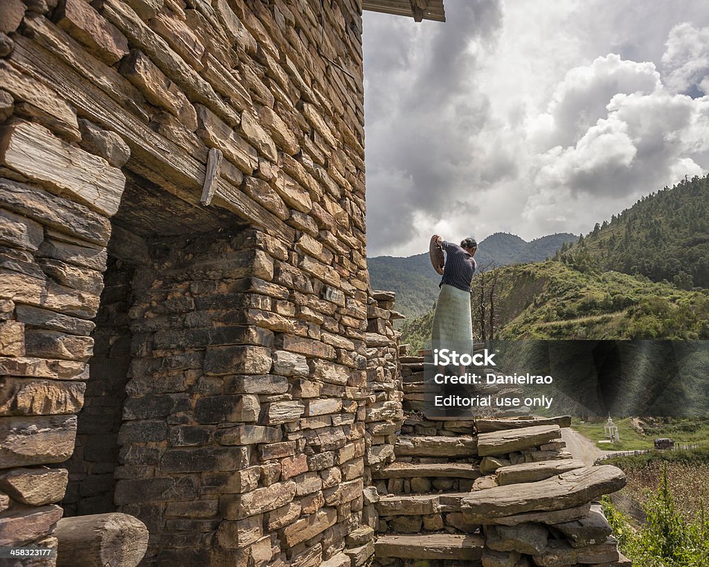 Winnowing feijão de soja, perto de Tawang, Arunachal Pradesh, Índia. - Foto de stock de Adulto royalty-free