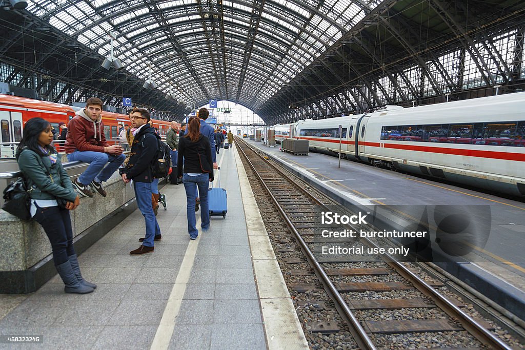 Passageiros à espera que o comboio na Estação Central de Colónia - Royalty-free Adulto Foto de stock