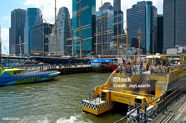 Foto de New York Táxi Aquático A Paisagem Urbana De Manhattan Nova Iorque Seaport e mais fotos de stock de Atracado