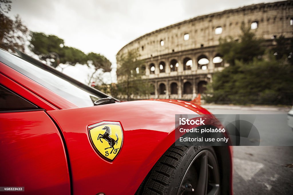 Ferrari 458 Italia et Coliseum, à Rome - Photo de Ferrari libre de droits